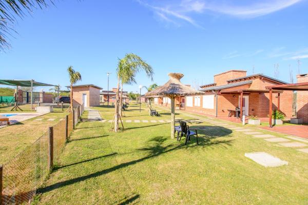 un parque con palmeras y un edificio en Piraka´s en Gualeguaychú