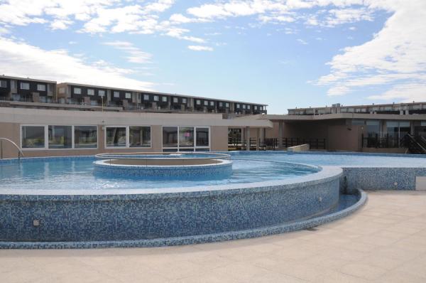 una gran piscina frente a un edificio en Linda Bay Beach & Resort Spa en Mar de las Pampas