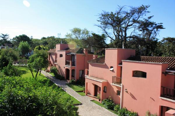 una hilera de casas rosas en un pueblo de LA AGUADA - Villa de Mar en Villa Gesell