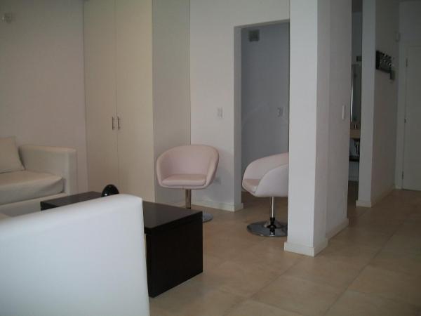 sala de estar con 2 sillas y mesa en Avutarda de Carilo en Cariló