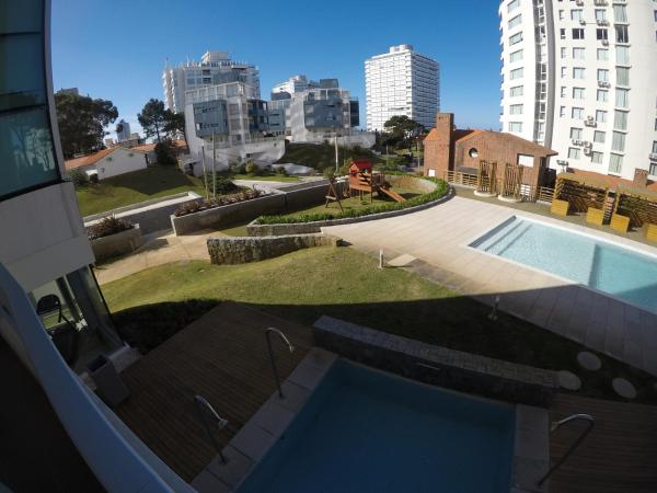 vistas a un edificio con piscina en Wind Tower, en Punta del Este