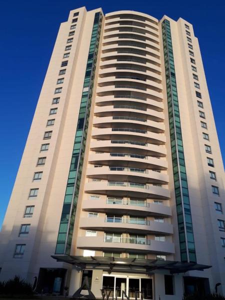 un edificio blanco alto con muchas ventanas en Wind Tower, en Punta del Este