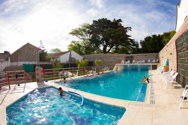 una gran piscina con gente en el agua en el Hotel Teomar de Villa Gesell