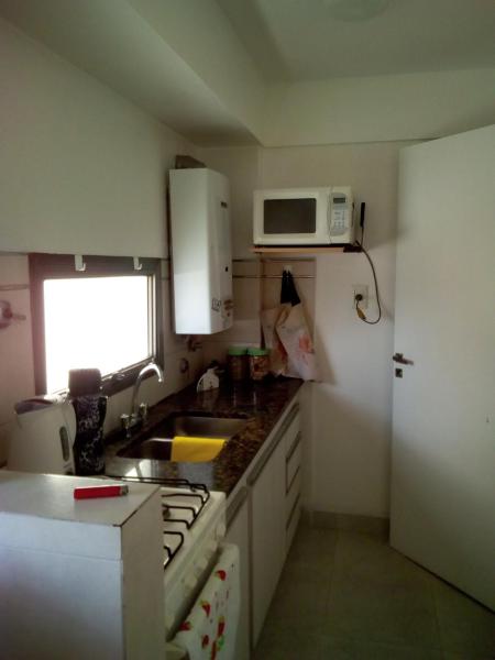 una pequeña cocina con fregadero y microondas en Monoambiente Madryn en Puerto Madryn