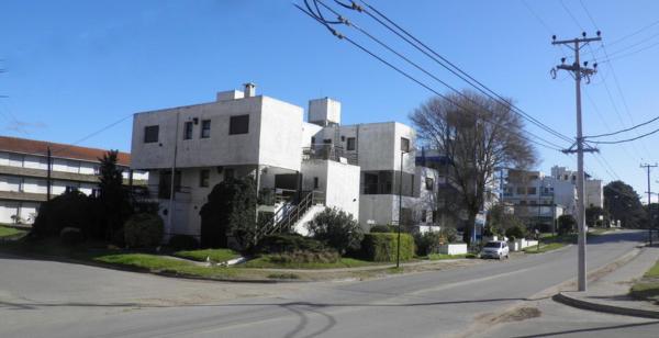 un edificio blanco en la esquina de una calle en Mar y Vida a 100 metros del MAR, parador BOUTIQUE, Pinamar en Pinamar