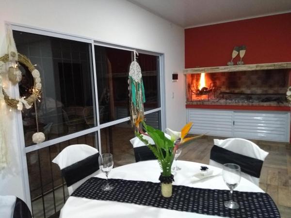 comedor con mesa y chimenea en Casa En Gualeguaychu en Gualeguaychú
