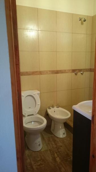 un baño con aseo y aseo en Alquiler zona centro en Villa Gesell