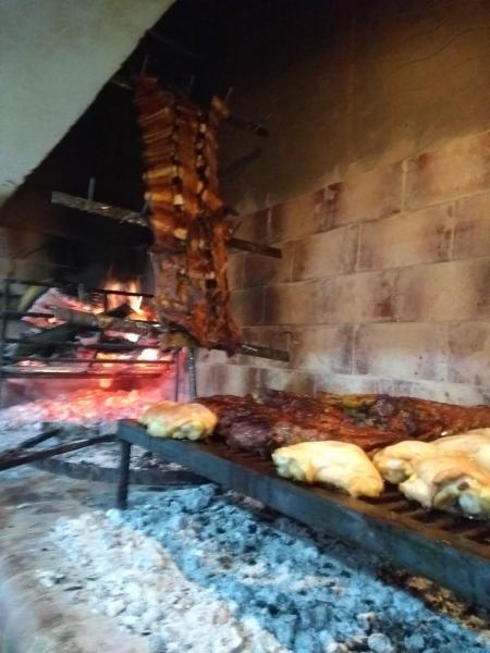 una parrilla con un montón de carne y comida en Casa En Gualeguaychu en Gualeguaychú