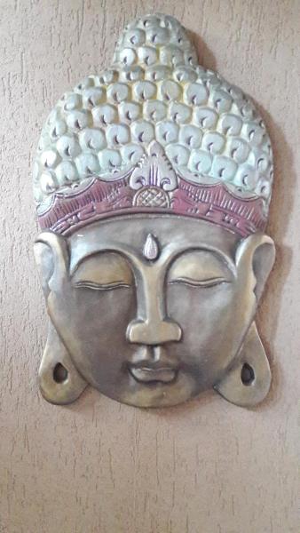 una placa de una cabeza con una corona en una pared en Chai Thale en Mar de las Pampas
