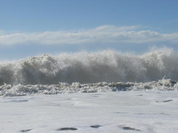 Una gran ola en el océano con nieve en Del Lucero en Mar de las Pampas