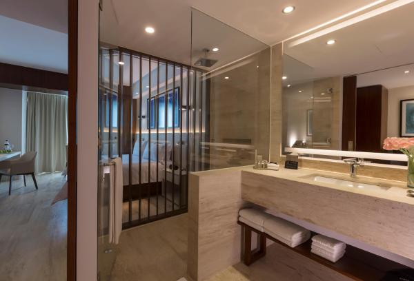 y baño con aseo y espejo.  en Altitude Level By Krystal Altitude Cancún - All Inclusive, en Cancún