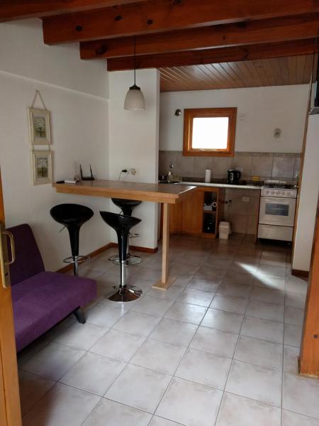 cocina con mesa y sillas en una habitación en 845 Teniente Ramayón en San Martín de los Andes