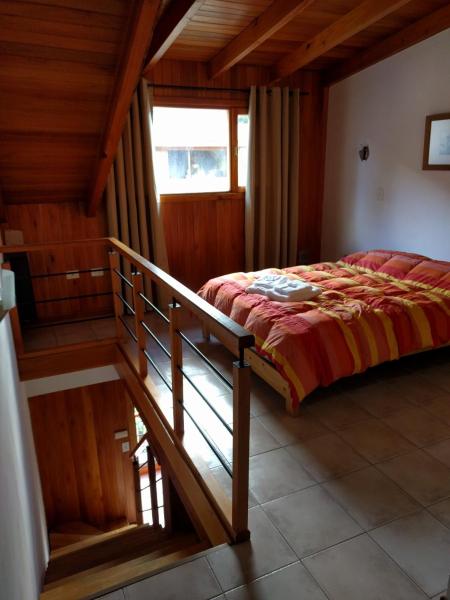 1 dormitorio con 1 cama y una escalera en una habitación en 845 Teniente Ramayón en San Martín de los Andes