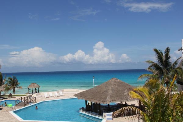 un complejo con piscina y océano en Condominios Brisas, en Cancún