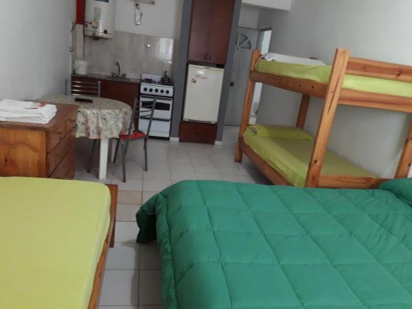 Habitación con 2 literas y cocina. en Macaripana en Gualeguaychú