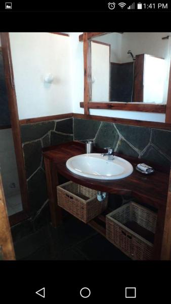 un baño con aseo y espejo en DÚPLEX AL SUR en Villa Gesell