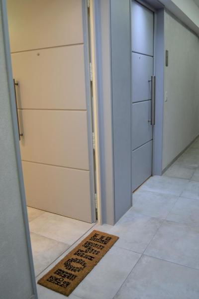 un pasillo con una puerta y una alfombra en el suelo en Comfortable & elegant apartment en Buenos Aires