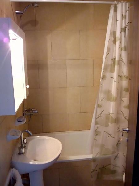 baño con lavabo y cortina de ducha en DTO SERRANO en Tandil