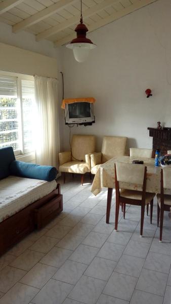 sala de estar con sofá y mesa en Casa de la Colina en Villa Gesell