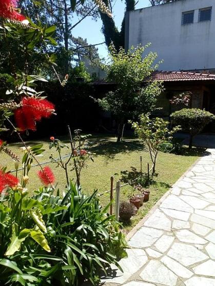 un jardín con plantas y flores en un patio en Tejas Verdes Alojamiento Familiar en Villa Gesell