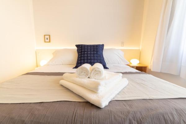 1 dormitorio con toallas en una cama en Babel Soho en Buenos Aires