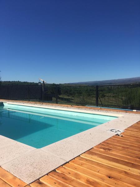 Piscina en o cerca de Gran Cabaña en Villa Yacanto