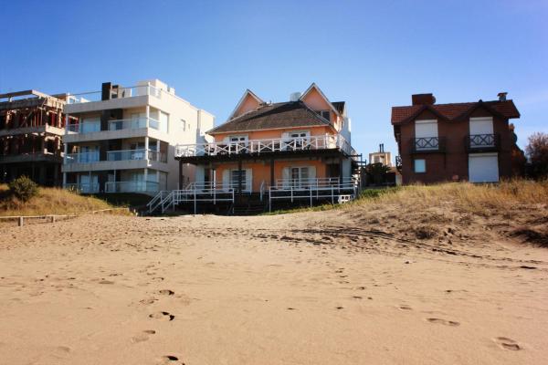 una casa en la playa junto a un edificio en 5 Soles I en Ostende