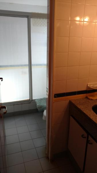 baño con ventana y suelo de baldosa en Villa Gesell zona norte pinar cerca playa en Villa Gesell