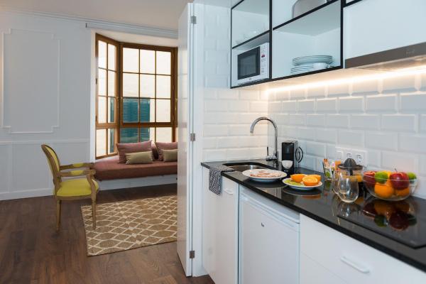 Una cocina o zona de cocina en Divina Suites Hotel Singular -Adults Only