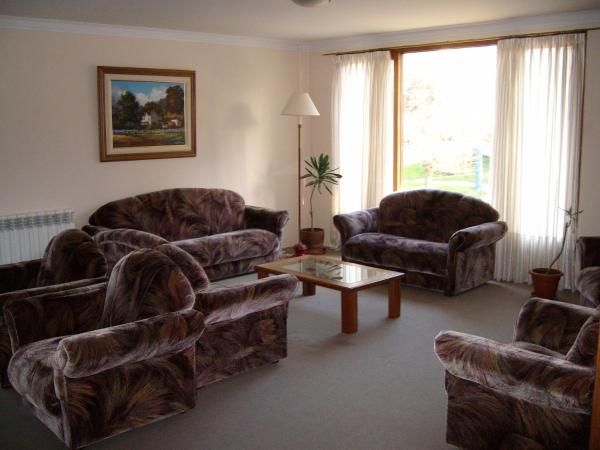 Sala de estar con 2 sofás y mesa en Hotel Castilla en Villa Gesell