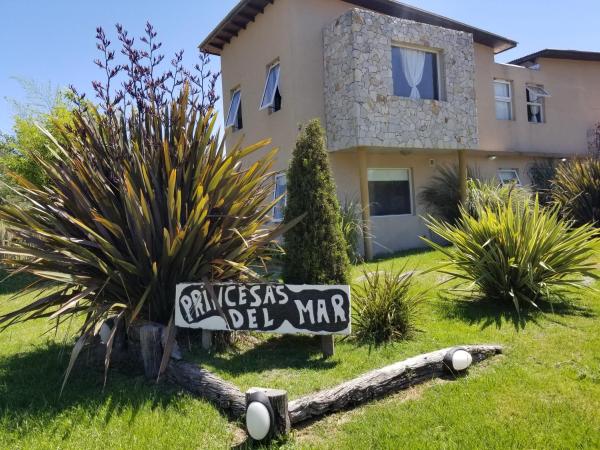 una señal para una Villa del War frente a una casa en Princesas Del Mar a 4 cuadras del mar en Balneario Mar Blau