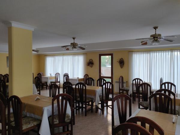 un comedor con mesas, sillas y ventanas en Hotel Castilla en Villa Gesell