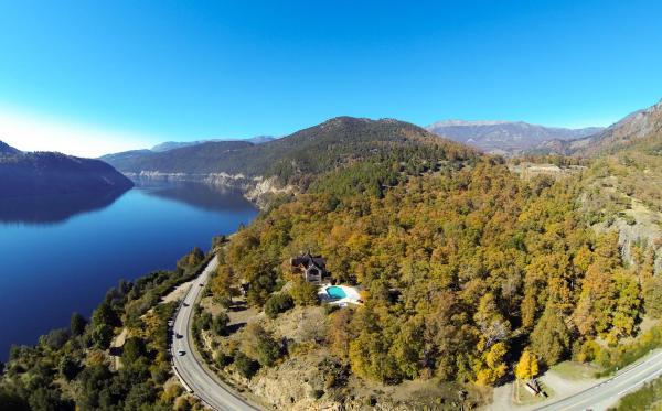 una vista aérea de un lago y una autopista en Paihuen - Resort De Montaña en San Martín de los Andes