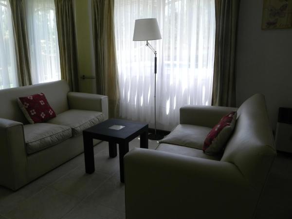 Sala de estar con 2 sofás y mesa en Picun Cuyen en Villa Gesell