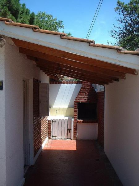 una entrada a un edificio de ladrillo con tejado de madera en la Avenida 2, 3344 de Villa Gesell