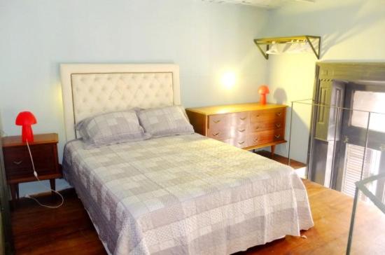 1 dormitorio con 1 cama, vestidor y mesita de noche en Casa San Telmo 3100 en Buenos Aires