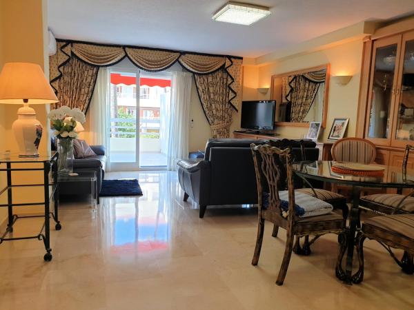 sala de estar con mesa y sofá en Spacious 3 Bedroom 2nd Line Beach Apartment Marbella Center, en Marbella