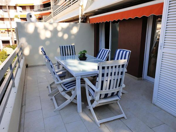 una mesa y sillas en un balcón con una planta en Spacious 3 Bedroom 2nd Line Beach Apartment Marbella Center, en Marbella