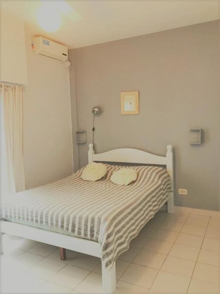 Una cama blanca en una habitación blanca con en Apartamentos Paraguay Soleado Excelente Ubicacion en Buenos Aires