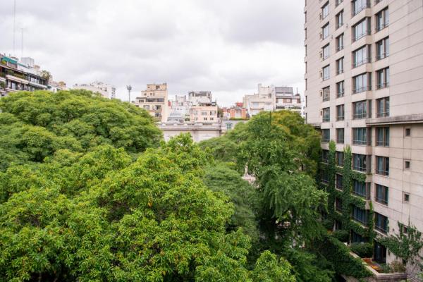 un grupo de edificios y árboles en una ciudad en Cozy studio in the heart of Recoleta en Buenos Aires