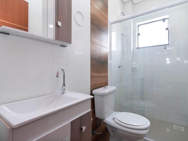 Un baño de Aluguel de Apartamento Studio 22 Monoambiente 4 pessoas em Bombas