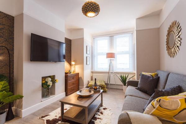 Stylish Town Centre House - Sunny Decking, 300 mbs & Parking