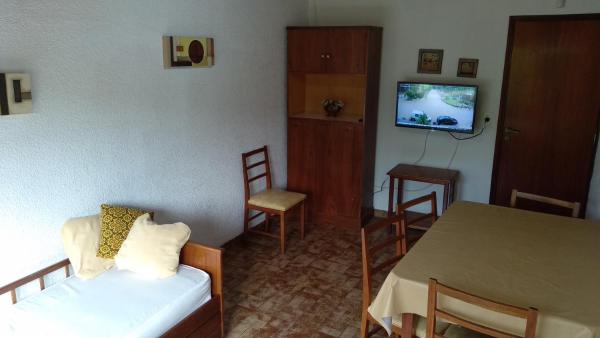Habitación con sofá, mesa y TV.  en DLorena en Villa Gesell