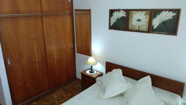 1 dormitorio con 1 cama y 1 luz en una mesa en DLorena en Villa Gesell