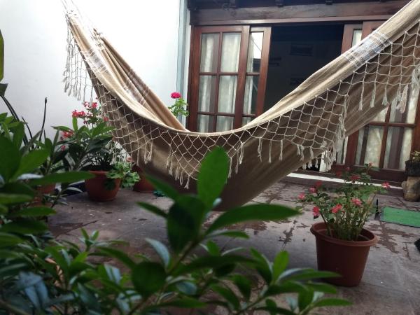 una hamaca en el patio de una casa con macetas en Departamento en Salta