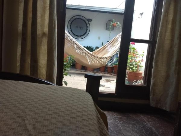 1 dormitorio con hamaca fuera de una ventana en Departamento en Salta