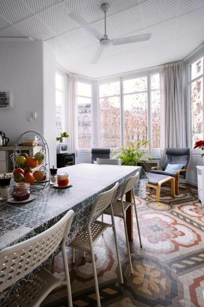 sala de estar con mesa y sillas en Hostal Eixample, en Barcelona