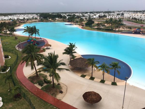 una vista aérea de una gran piscina con palmeras en El Eden en Cancún incluye lancha, en Cancún