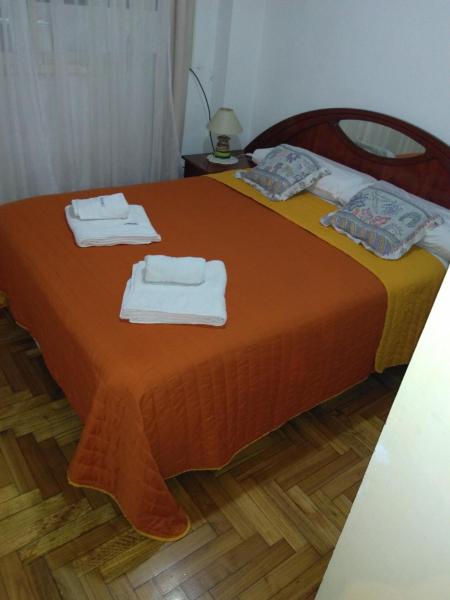 Una cama con dos toallas encima. en Apartamento Luz en Buenos Aires