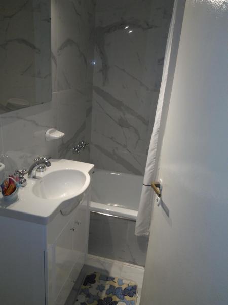 y baño blanco con lavabo y bañera. en Apartamento Luz en Buenos Aires